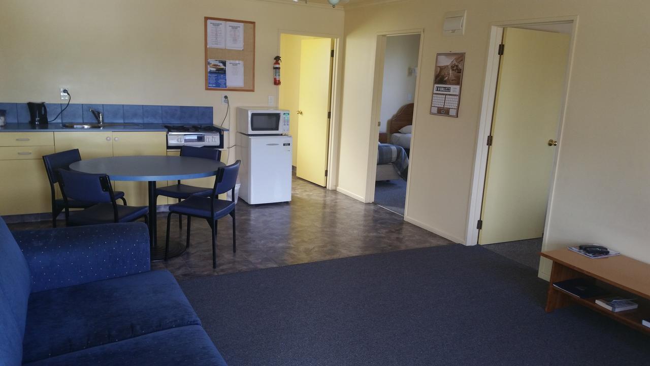 Tui Base Camp Hotel Tuatapere ภายนอก รูปภาพ